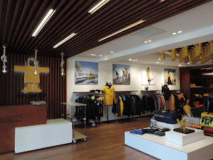 Photo n°14 de GUY COTTEN BOUTIQUE à Concarneau (Magasin de vêtements pour femmes)