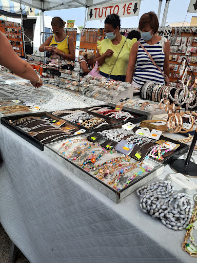 Mercato Settimanale Del Giovedì Cibo, Accessori Abbigliamento"Licata Sicilia