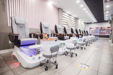 Polish nails spa