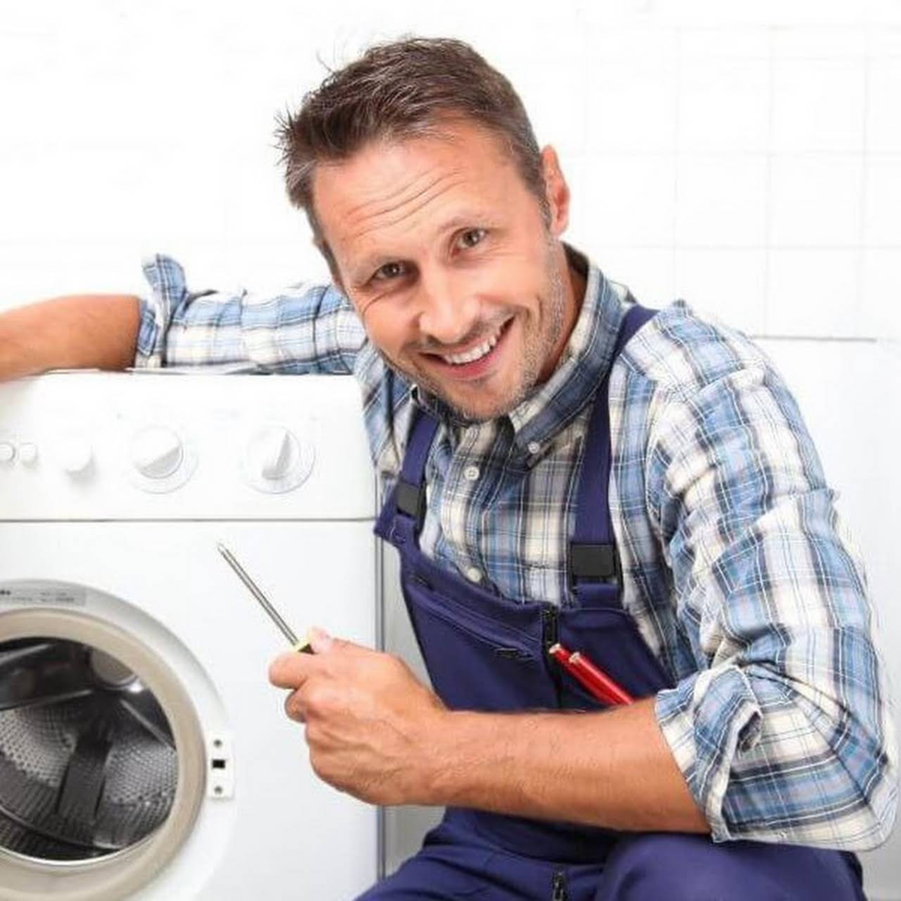 Мастер чинит бытовую технику. Автоэлектрик. Мастер стиральных машин. Сервис стиральных машин. Установка стиральной машинки.