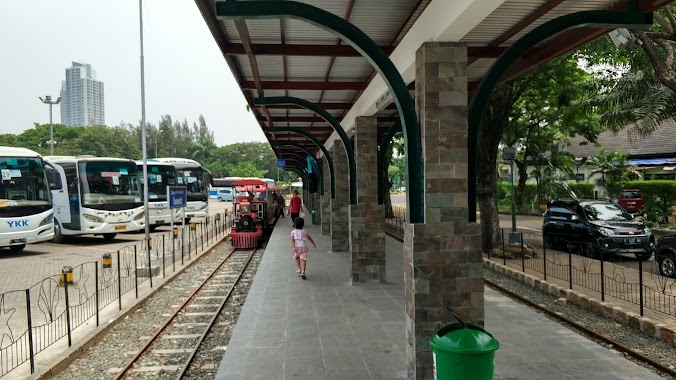 Parkir Bus Area, Author: Henry