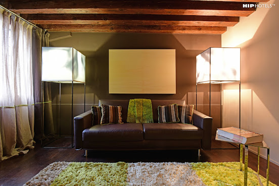 Charming House iQs by null