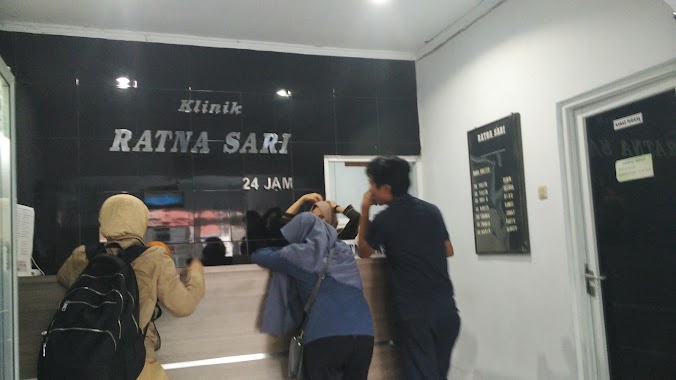 Klinik 24 Jam Ratna Sari, Author: Reinhard Derru