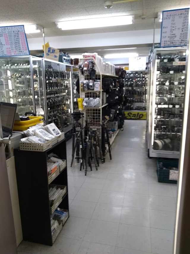 Shinjuku used camera market