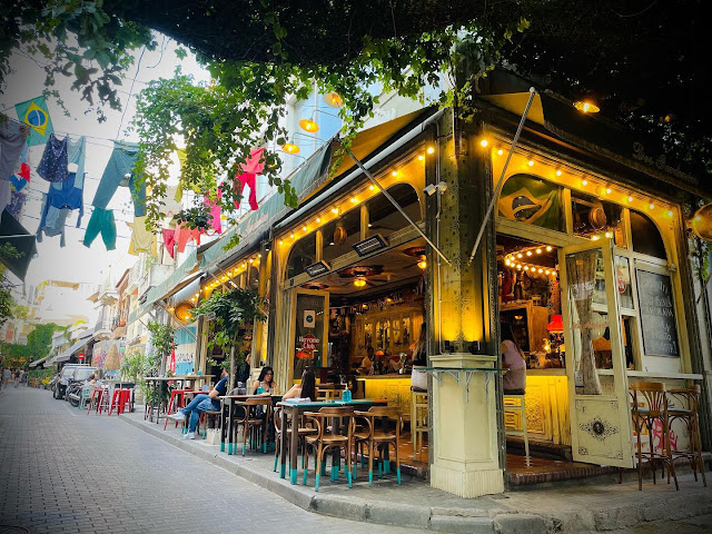 Dos Gardenias by null