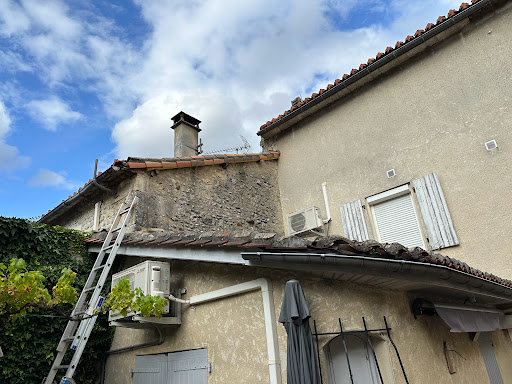 Photo de RG renov couvreur zingueur nettoyage toiture à Garat (16410)