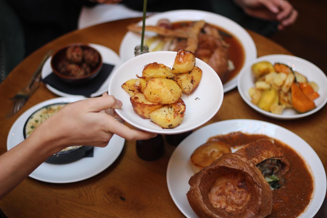 Looking for a fun night out in Putney? Discover our list of the best pubs in the area, featuring cozy traditional pubs and stylish gastropubs. Enjoy delicious food, a wide selection of drinks, and a vibrant atmosphere. Whether you're a local or just visiting, these pubs are not to be missed. #londonpubs #putney #southwestlondon #london #foodguide #pubguide | Things To Do In London | Things To Do In Putney | Best Pubs In Putney | Best London Pubs | Best Pub Lunch | Pub Sunday Roast