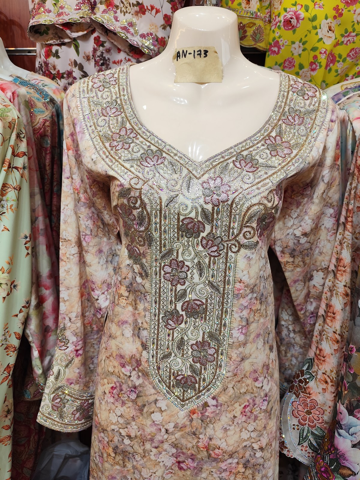 Umm Khalifa Tailoring Services - صورة 3