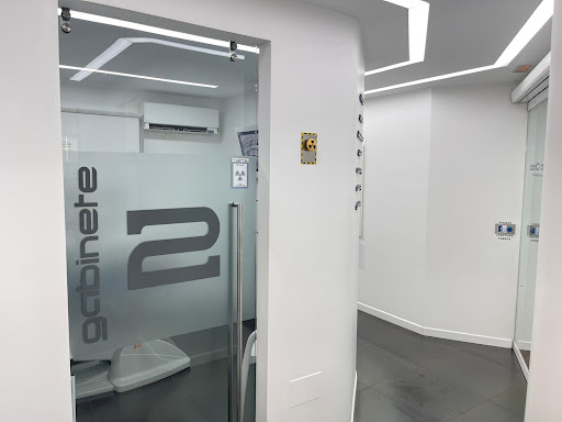 Clínica Dental Antonio Martínez Vélez-Málaga. Dentista especializado en implantes dentales.