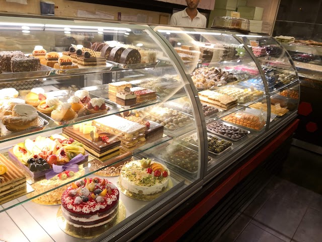 Mapstr Supermarket L Abeille D Or Zouq Mosbeh Patisserie