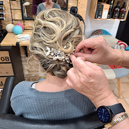 Photo n°18 de COULEURS DU TEMPS salon de coiffure - Extensions - lissage à Porte des Pierres Dorées (Perruquier)