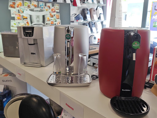 Profitez pleinement des beaux jours estivaux en sublimant vos moments de convivialité grâce aux tireuses à bière et aux machines à glaçon disponibles dans votre magasin Gaubert-Lardeux à Segré en Anjou Bleu. Offrez-vous le luxe d’une fraîcheur maîtrisée pour accompagner vos réunions familiales ou entre amis. Rendez-vous dès aujourd’hui en magasin pour découvrir nos solutions haut de gamme et laissez-vous séduire par une expérience estivale raffinée.