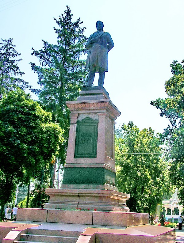 Пам'ятник Івану Харитоненку. Украина. Сумская область г. Тростянец памятник Чайковскому. Сумы сумская область