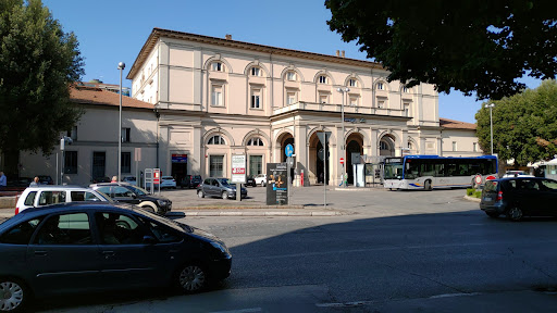 Hertz Autonoleggio - Perugia - Piazzale Vittorio Veneto 4 (cargo Vans Location)