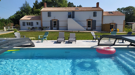 Photo de Les Gîtes de La Barbière: locations de vacances 3/15 personnes 4* avec grande piscine couverte aire de jeux en Vendée à Soullans (85300)