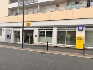 Photo n°3 de La Poste - Centre d’examen du code de la route à Allonnes (École technique)