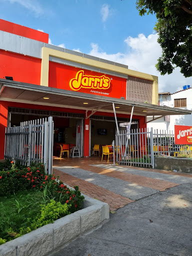 Jarris Lagos junto a glorieta CC Caracolí