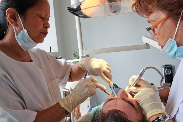 Dr Nadia Medina - Occlusodontiste - Praticien certifié Invisalign Platinium - Paris 8