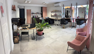 Photo n°3 de Le Studio Coiffure Chez Julie, La Saline Experte Dans l'Eclaircissement Ancien Coiffure Du monde à Saint-Paul (Salon de coiffure)