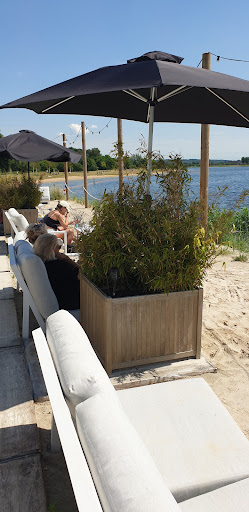 Strandpaviljoen évive aan het water