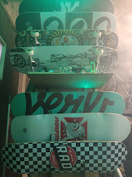 Photo n°23 de Slack Bike réparation, vente de vélo et skate shop à Saint-Benoît (Magasin de skateboards)