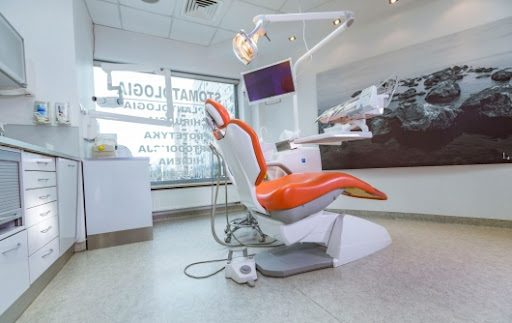 dr n. med. Monika Pordes, Chirurg stomatologiczny