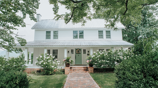 Farmhouse on Boxwood