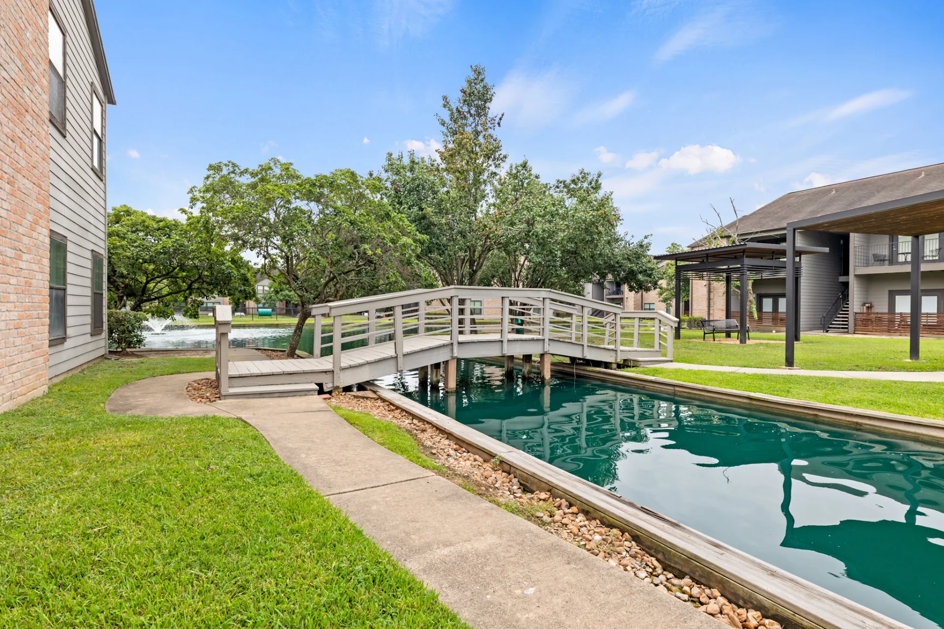 Lakebridge Apartments