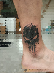 Photo n°9 de Vision Ébène Tattoo à Kanfen (Salon de tatouage et piercing)