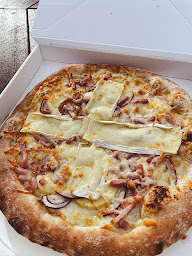 Photo n°1 de THE BLACK BOX COURTERANGES - Distributeur de pizza et boisson 24h/24 7j/7 à Courteranges (Snack)