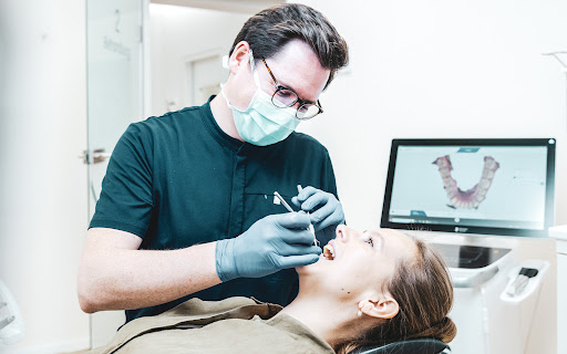 Zahnarztpraxis dentalind - Fabian Sonnenfeld - Zahnarzt in Köln Lindenthal - Ehemalige Zahnarztpraxis von Dr. Rolf Burbach