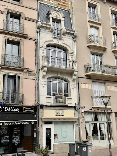 L’extérieur de cet immeuble de la Place du Breuil dont...