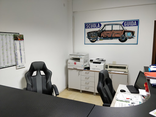 Autoscuola e Agenzia Pratiche Auto VALCANALE - Thumbnail