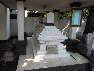 Photos of Kompleks Makam Tembaan