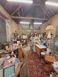 Photo n°2 de LA BROCANTE D'HUGO à Arcisses (Magasin d'antiquités)