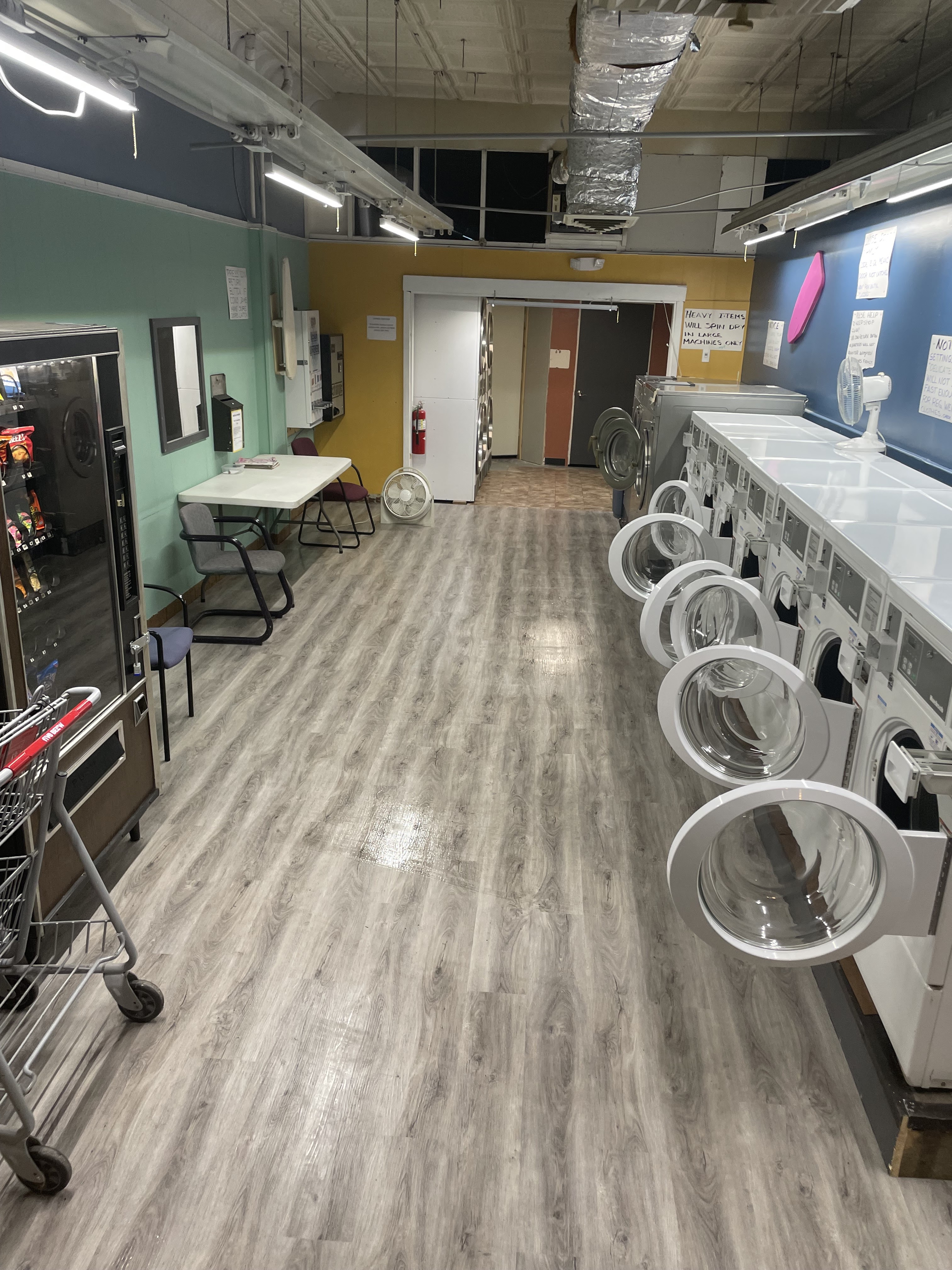 Reed's Laundromat laundromat interior in Tyrone, PA