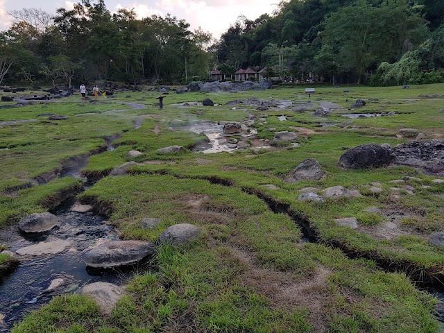 Mae Kachan Hot Spring and Geyser