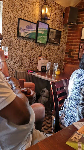 Reviews of Seven Red Roses in Reading - Pub