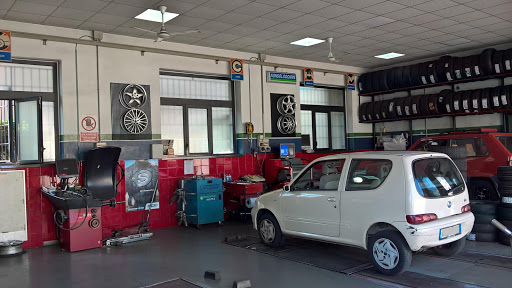Nonsoloauto S.a.s | Servizio Gomme Gallery - Italy