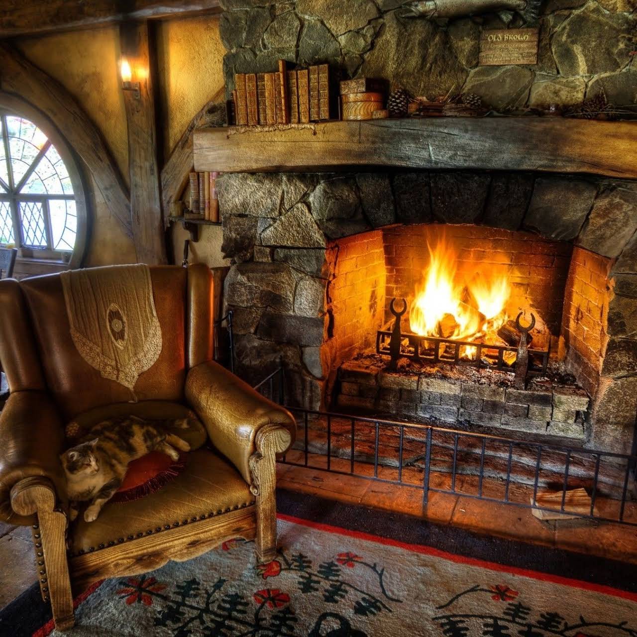 Камин с огнем в доме