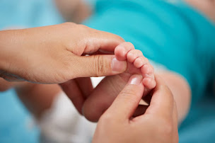 Photo n°21 de deux mains sur bébé à Blagnac (Institut de massages)