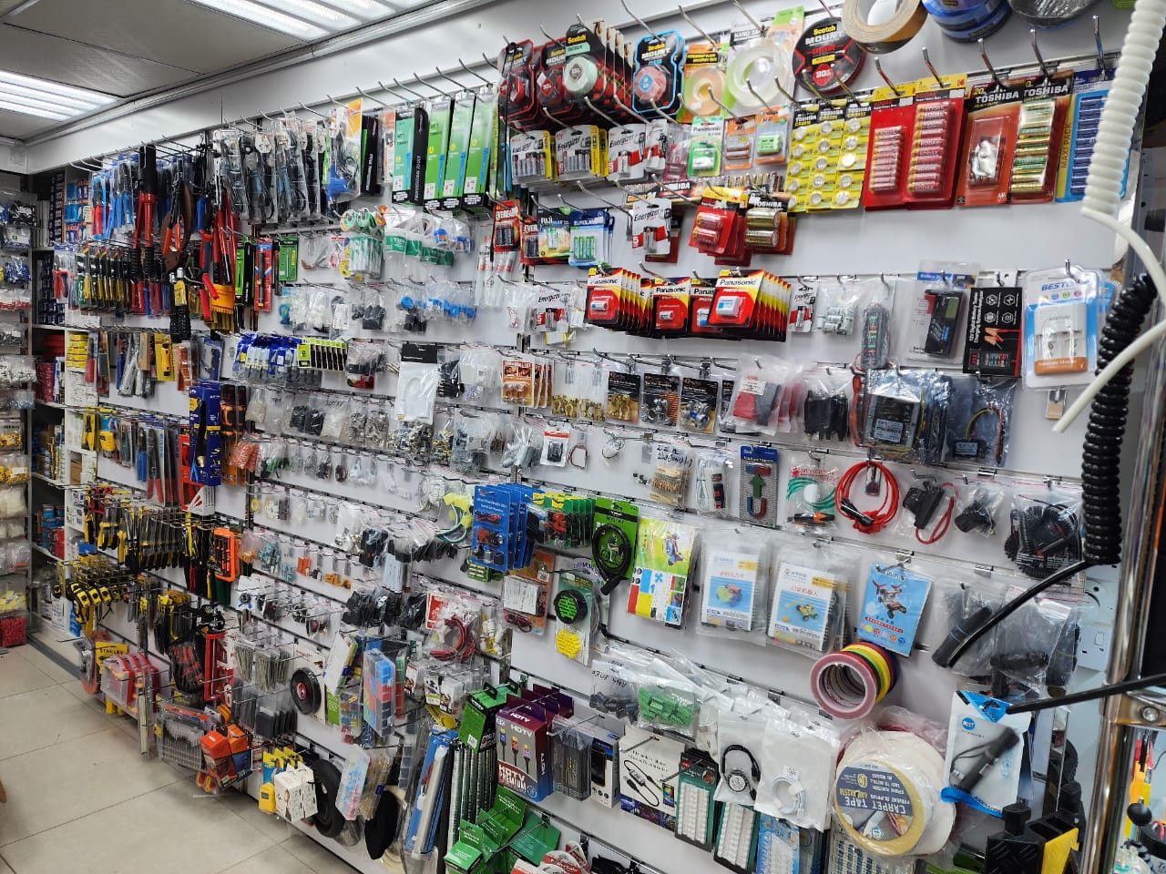 العقيق الاحمر لتجارة الادوات الكهربائية والحديدية - صورة 3