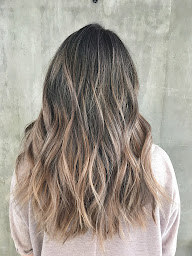 Photo n°17 de Beauté Domicile - Coiffure à Domicile - Maître Artisane Coiffeuse à Versailles (Salon de coiffure)