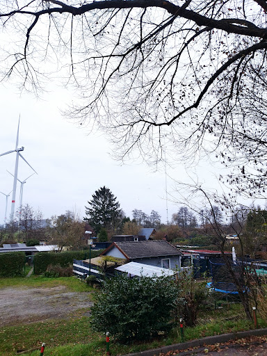Parkplatz bei den Kleingärten und der Autobahn