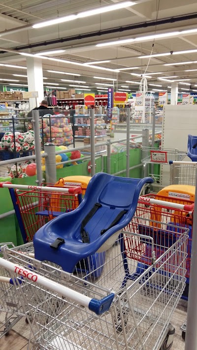 Photos of TESCO hypermarket Tiszaf&uuml;red
