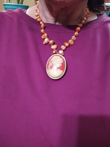 Queen of Cameos and stylish stuff - Thumbnail