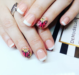 Photo n°10 de Le petit salon de L'Ongle à Six-Fours-les-Plages (Salon de manucure)