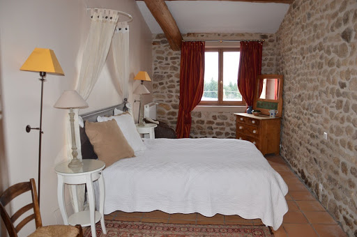 Photo de Gîte du Grand Bois : location vacances gîte rural avec piscine (Auvergne, Puy de Dôme) à Noirétable (42440)