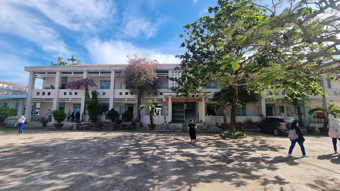 Trường THPT Hàm Thuận Nam