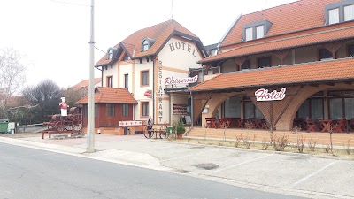 Photos of R&oacute;zsa Cs&aacute;rda